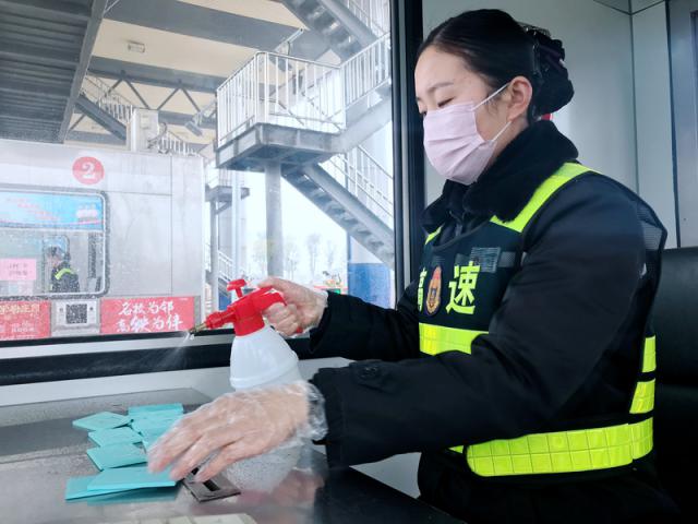 一線員工配備口罩、手套等防護用品堅守崗位，同時做好辦公、生活區域及CPC卡的消毒。_調整大小.png