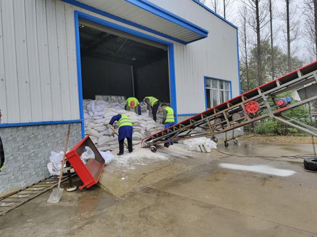 裝填融雪劑，嚴陣以待。_調整大小.jpg
